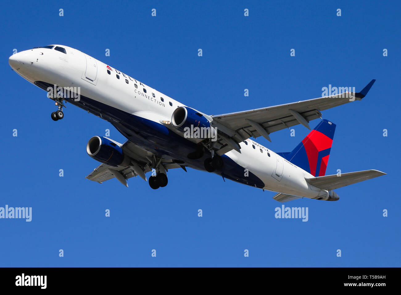 Delta Air Lines (Compass Airlines) Embraer 175 arriva in aeroporto di Los Angeles. Foto Stock