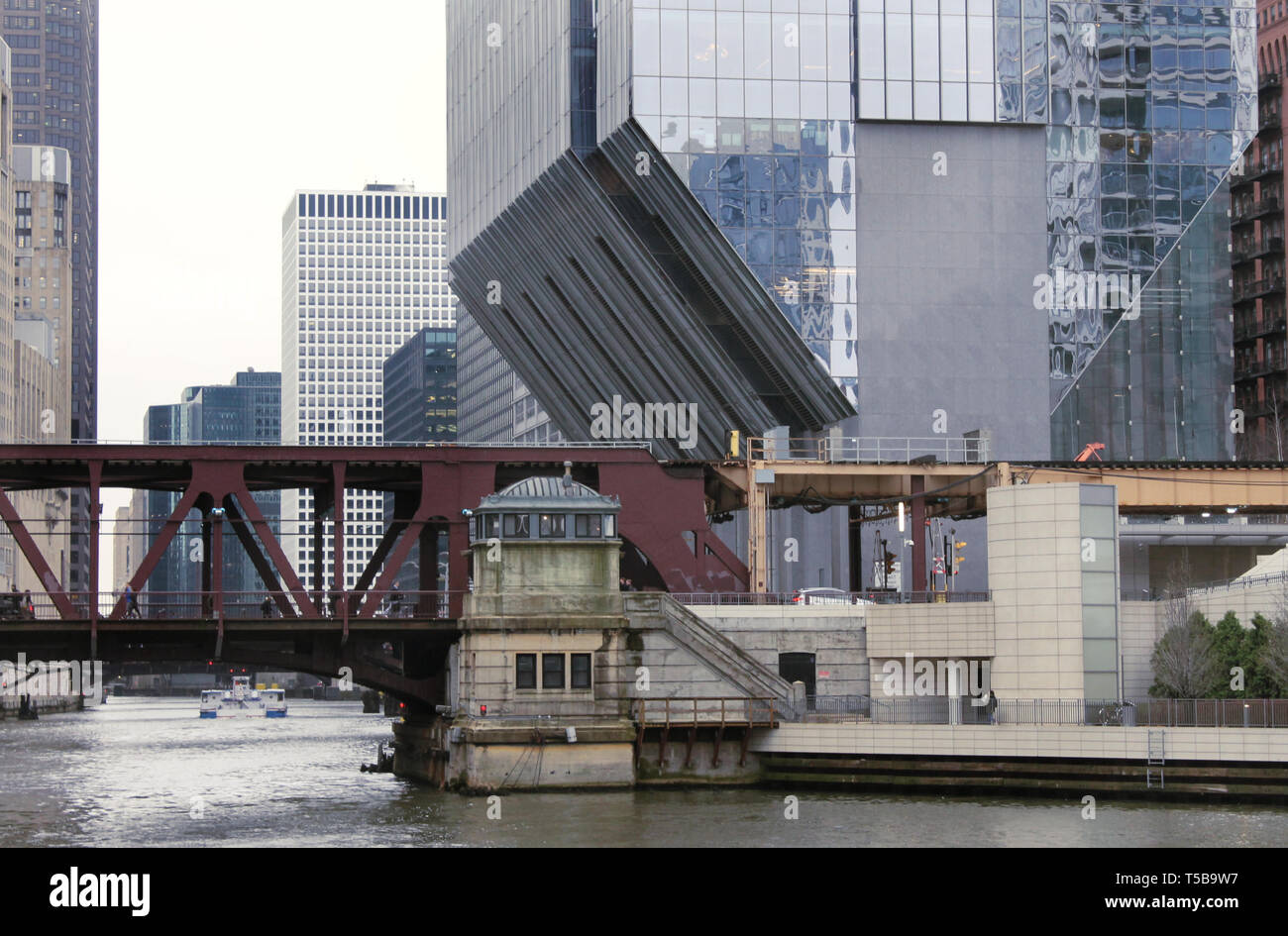 150 n Riverside, un nuovo edificio nel centro di Chicago, Illinois, oltre il treno l ponte sul fiume di Chicago Foto Stock