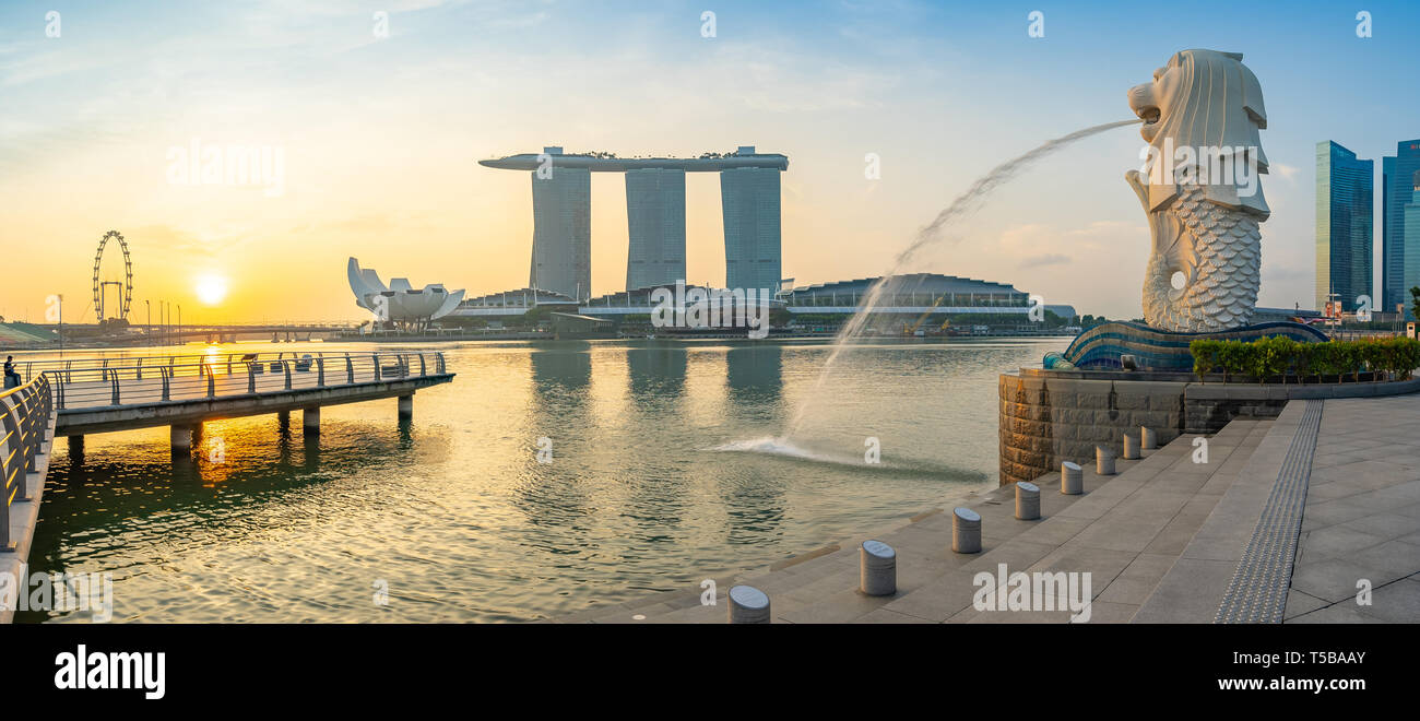 La città di Singapore, Singapore - 9 Aprile 2018: una vista panoramica del Parco Merlion con sunrise nella città di Singapore, Singapore Foto Stock