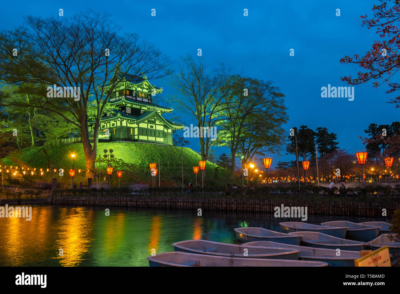 Cherry Blossom Festival di Takada castello di notte a Niigata, Giappone. Foto Stock