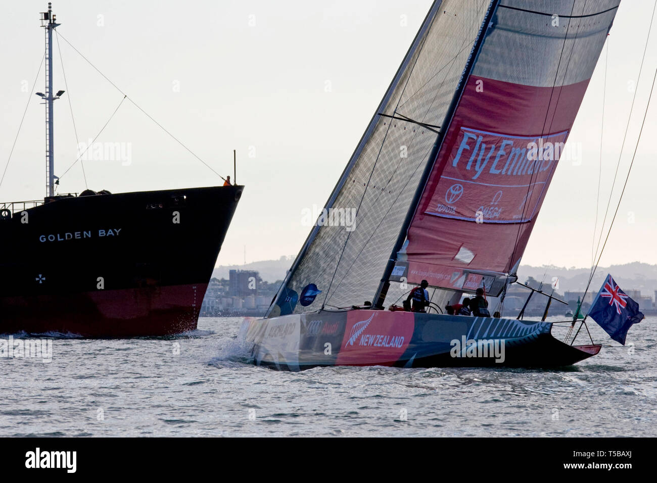 Emirates Team New Zealand evita una nave commerciale battendo Artemis per vincere il round robin 1 della Louis Vuitton Trophy di Auckland, Nuova Zelanda Foto Stock