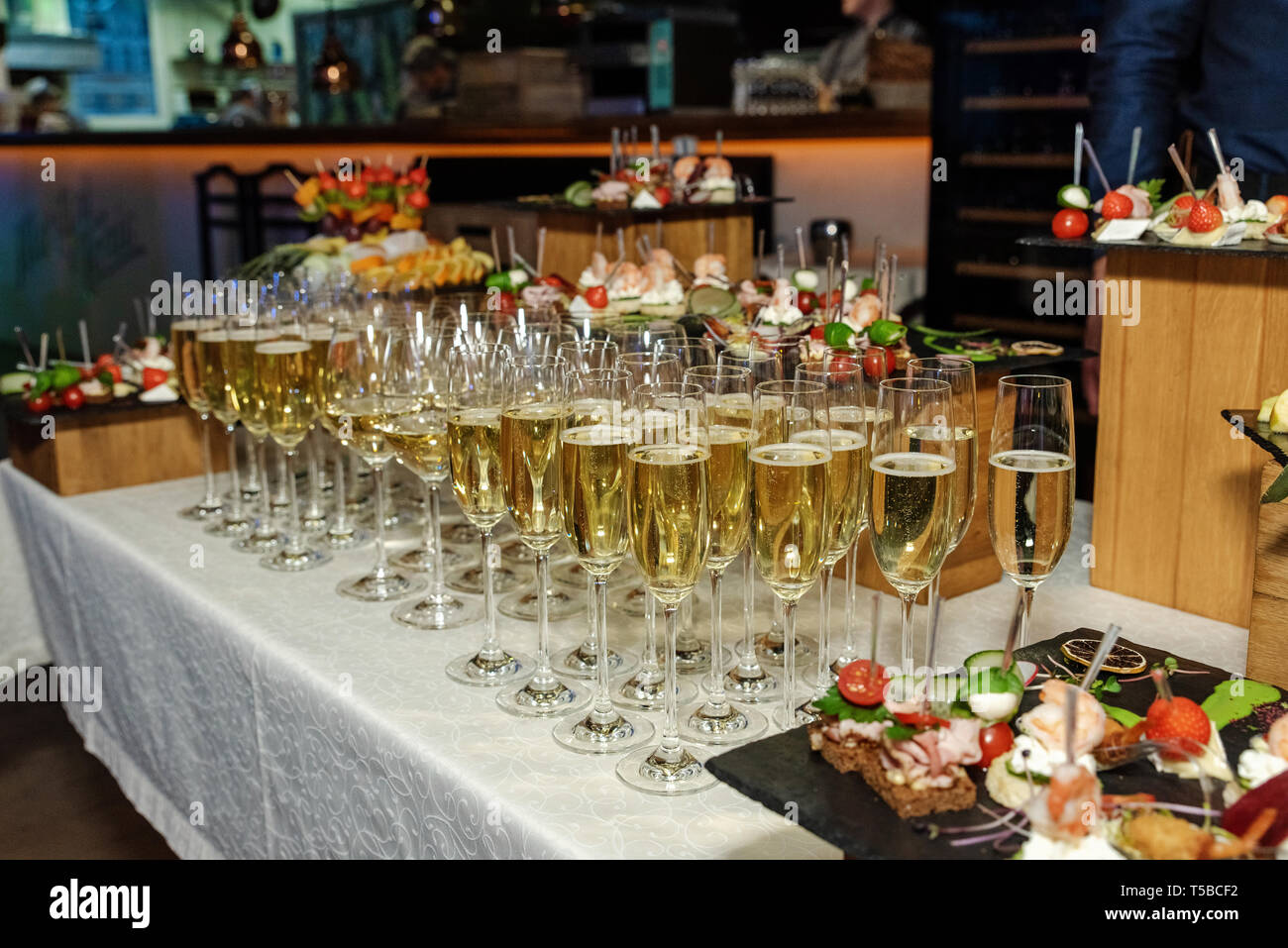 Un gran numero di occhiali con champagne sorge su un tavolo Foto Stock