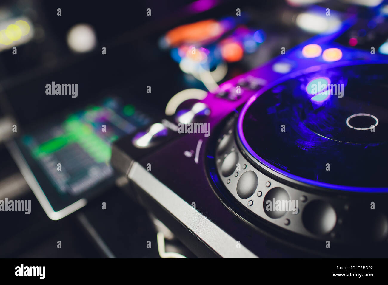 DJ maschio la riproduzione di musica in un club, vista dall'alto. Foto Stock