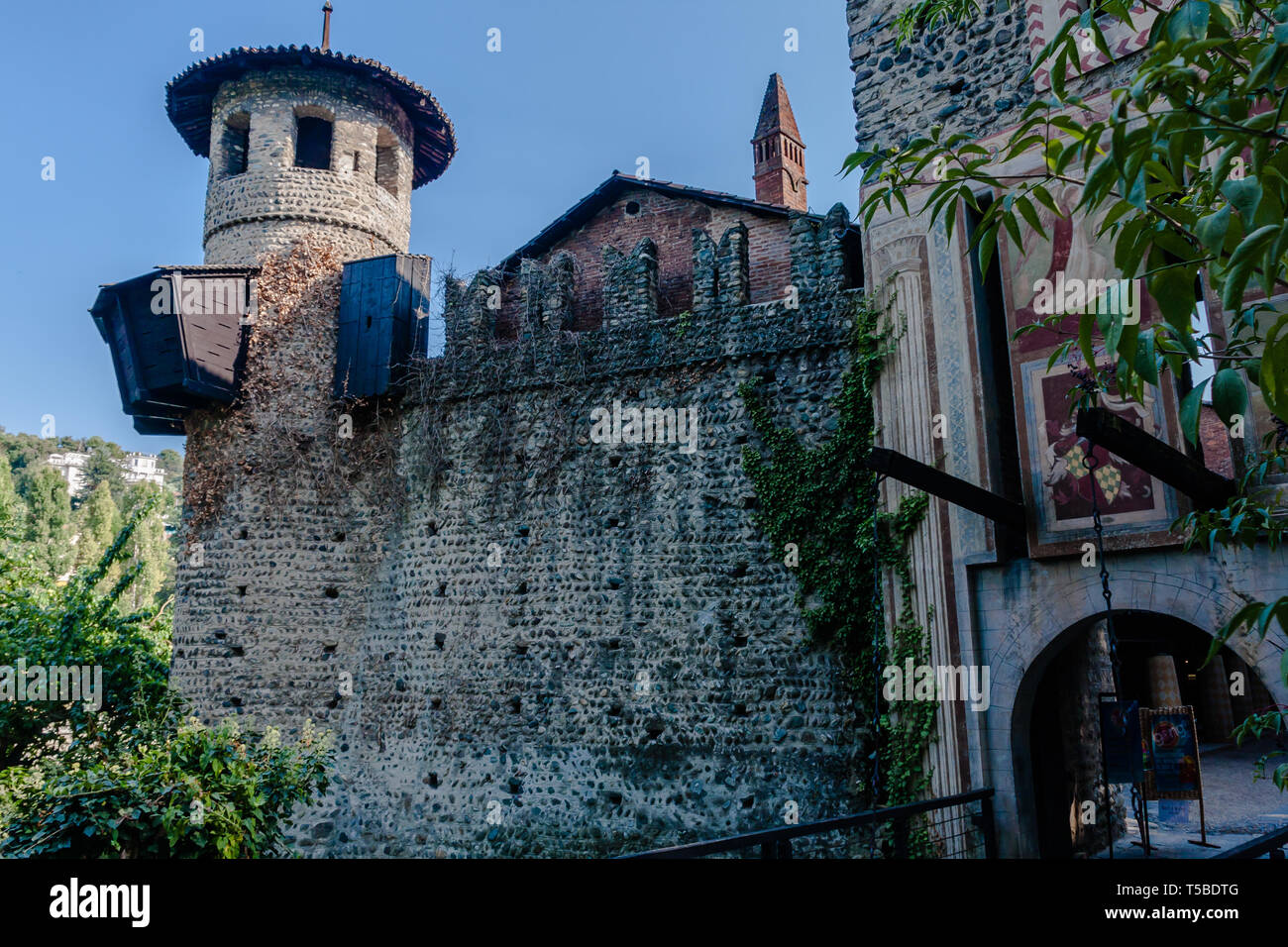Borgo Medievale, un palazzo del XIX secolo la riproduzione di riverside borgo medievale con le case, workshop, il castello e i giardini di Torino Foto Stock
