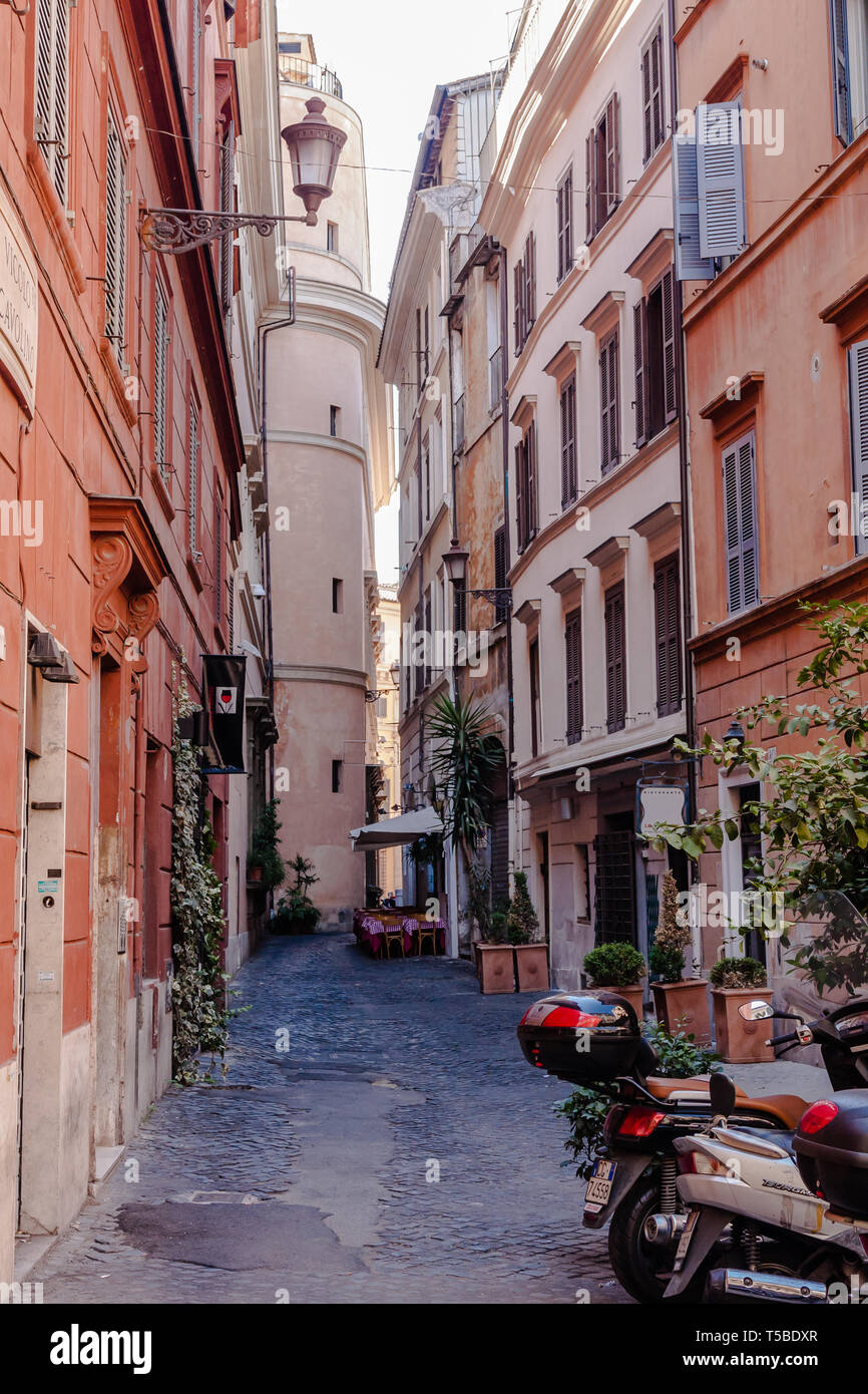 Un colorato strada stretta a Roma Foto Stock