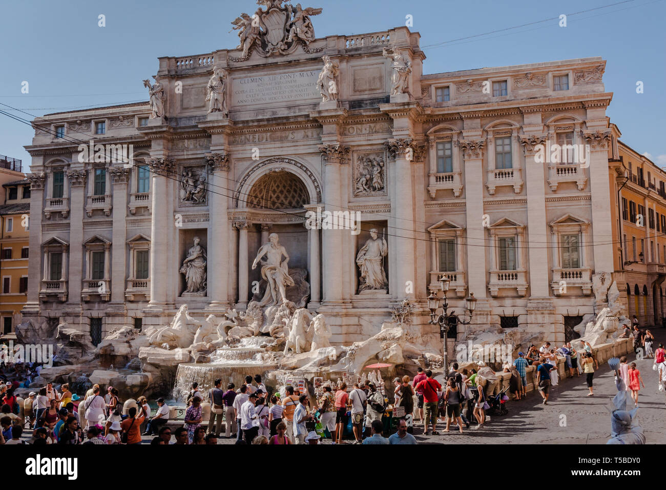 I turisti vicino alla Fontana di Trevi, un acquedotto-fed fontana rococò, progettato da Nicola Salvi e completata nel 1762, con figure scolpite Foto Stock