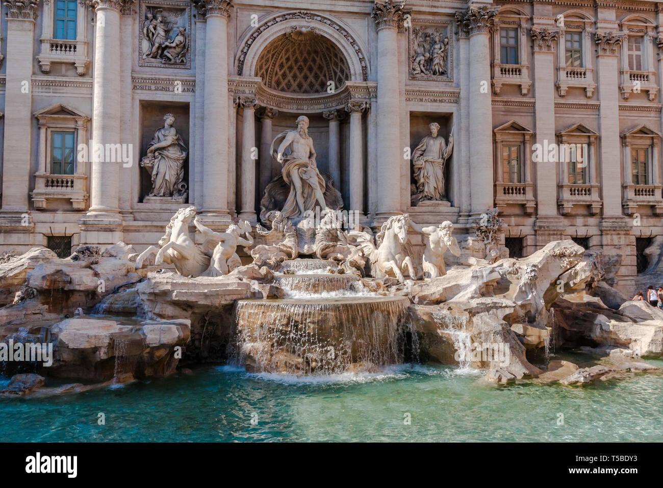 Fontana di Trevi, un acquedotto-fed fontana rococò, progettato da Nicola Salvi e completata nel 1762, con figure scolpite Foto Stock