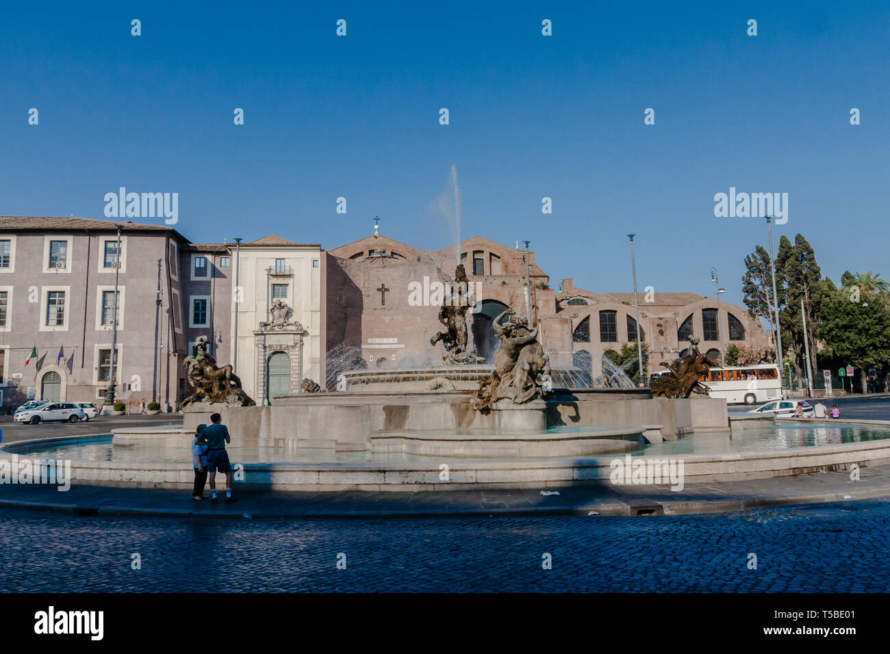 La fontana di Piazza della Repubblica e la Basilica di Santa Maria degli Angeli e dei martiri, Roma Foto Stock