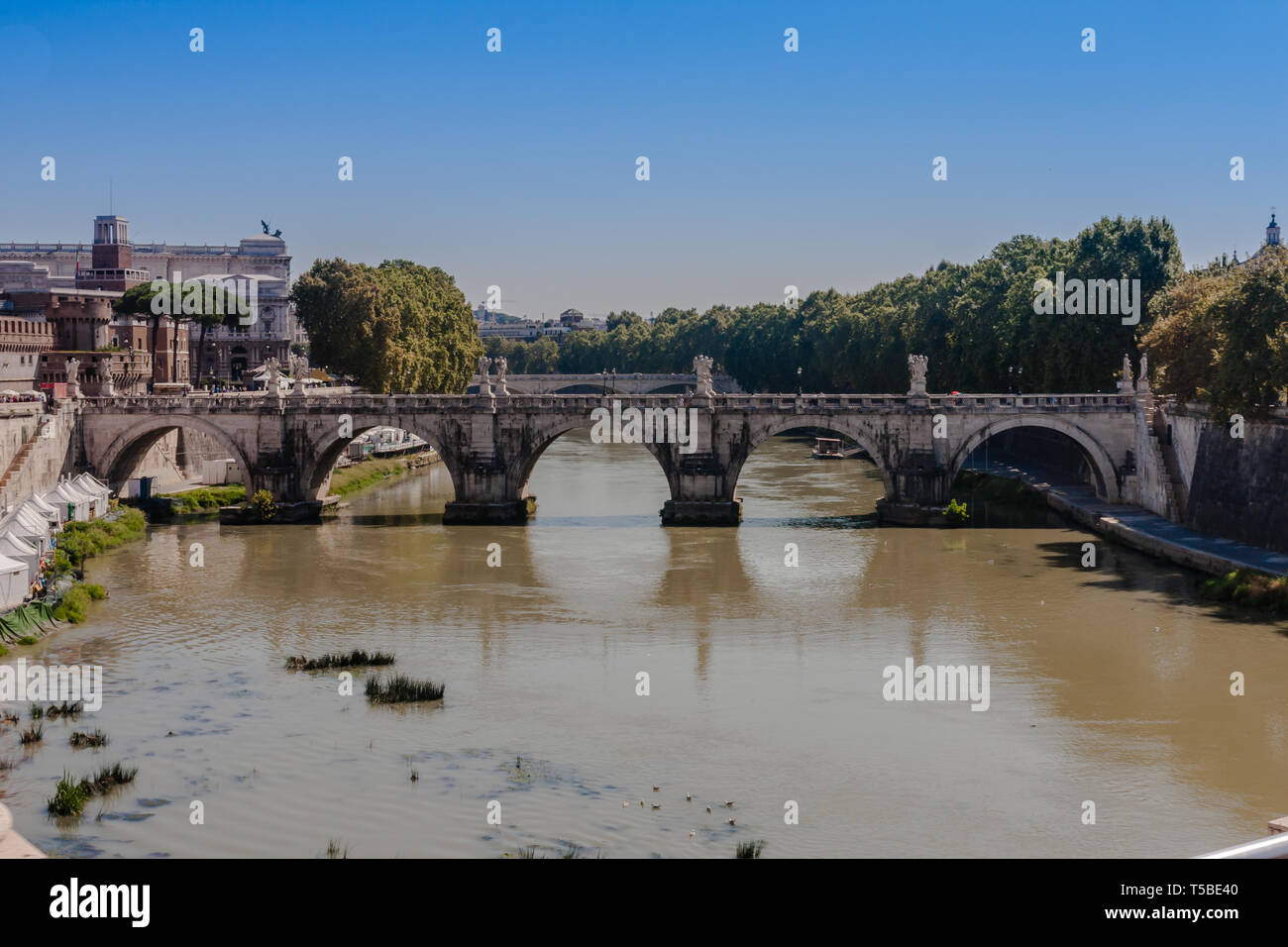 Ponte Sant'Angelo o ponte di Angeli in Roma, una vista dal Ponte Vittorio Emanuele II Foto Stock