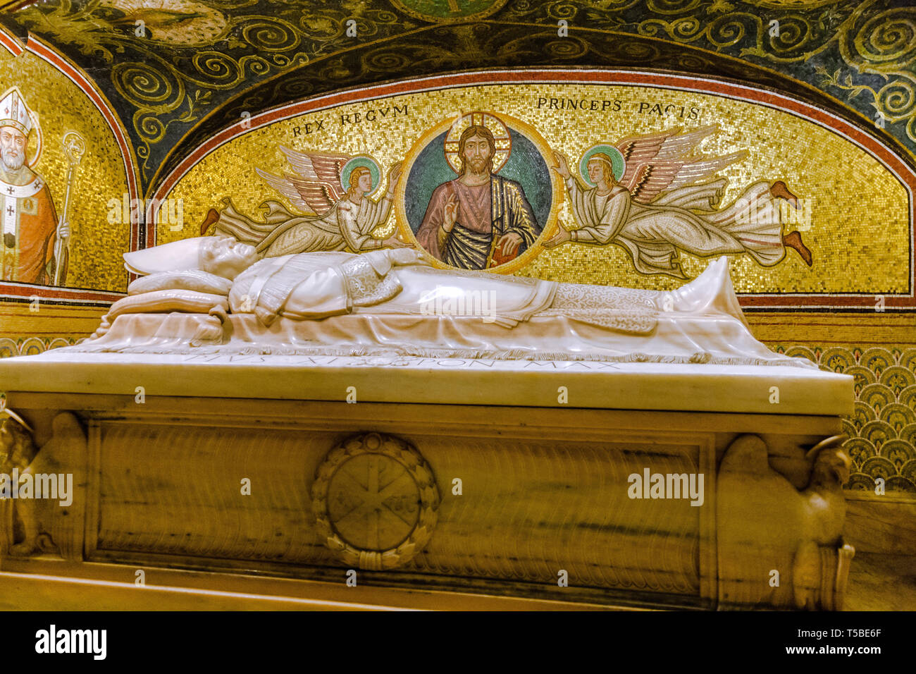 La tomba di Papa Pio XI nella grotta Papale della Basilica di San Pietro e la Città del Vaticano Foto Stock