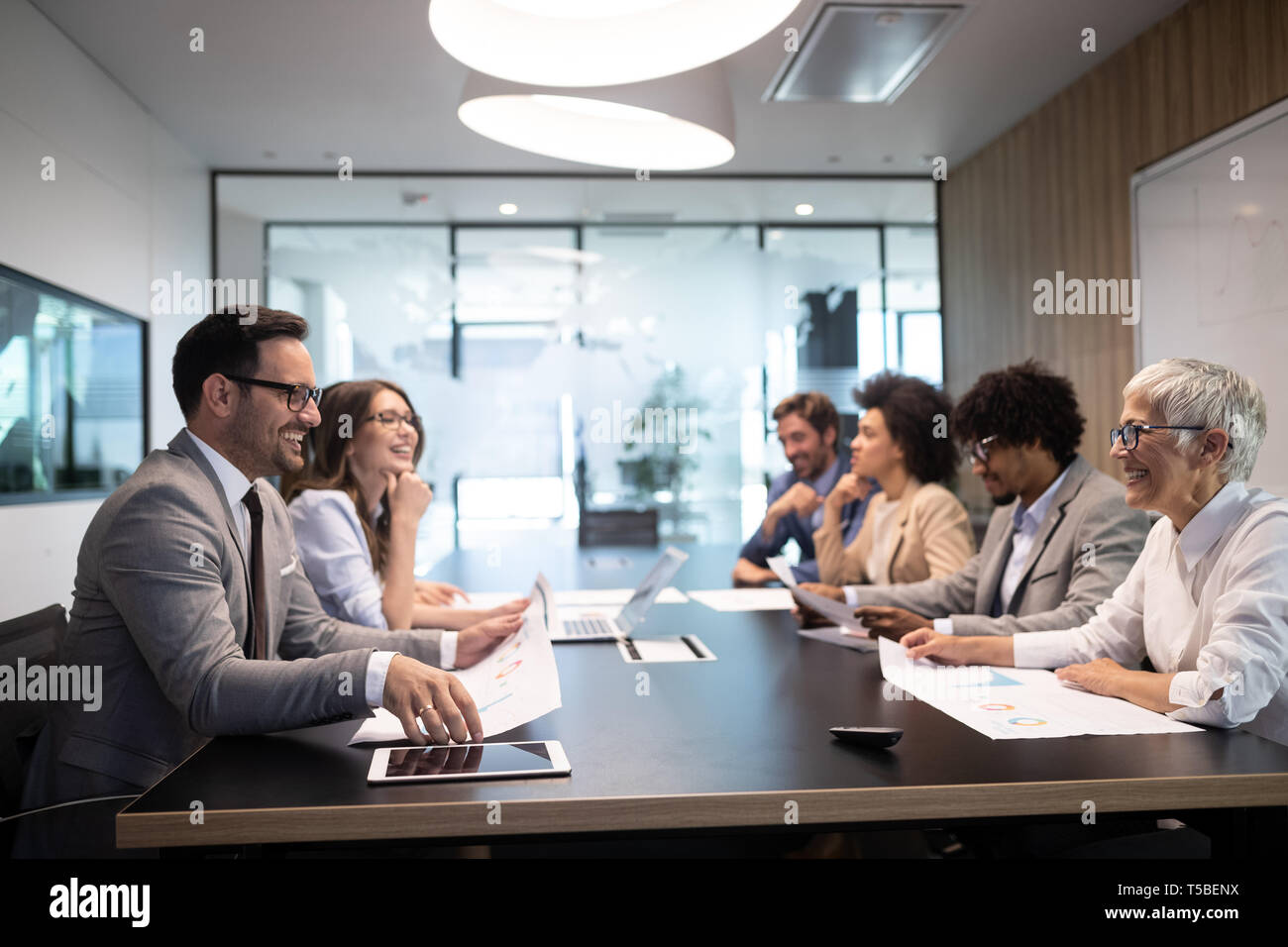 Colleghi di lavoro avente riuniti nella sala conferenza in Office Foto Stock