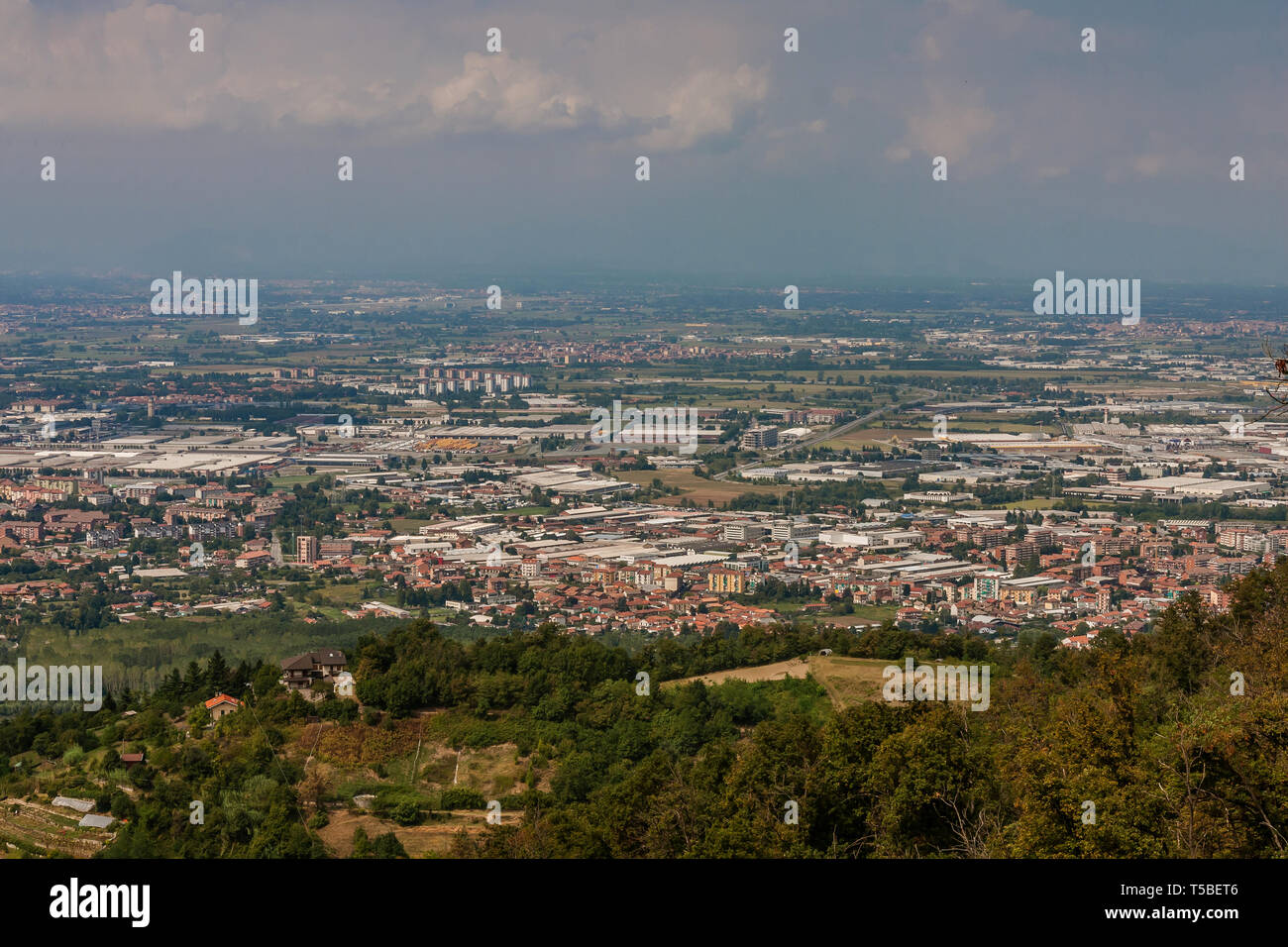 Una vista panoramica della periferia di Torino dalla Collina di Superga Foto Stock