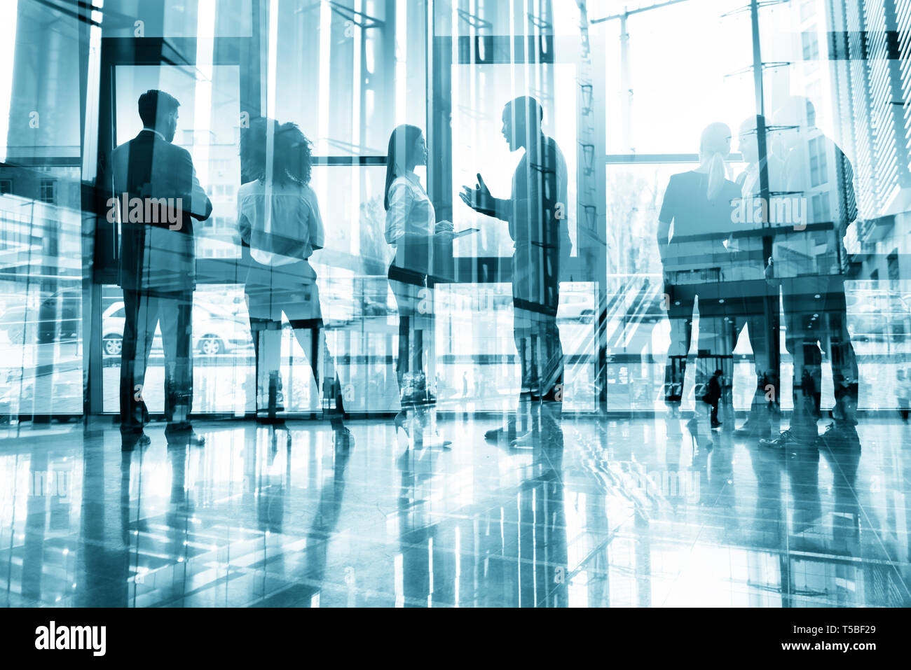 La gente di affari di collaborare in ufficio. La doppia esposizione effetti. Corporation, corporate. Foto Stock