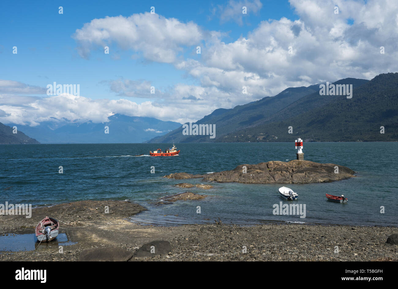 Guardando attraverso il Reloncaví estuario vicino Cochamó, Patagonia settentrionale, Cile Foto Stock