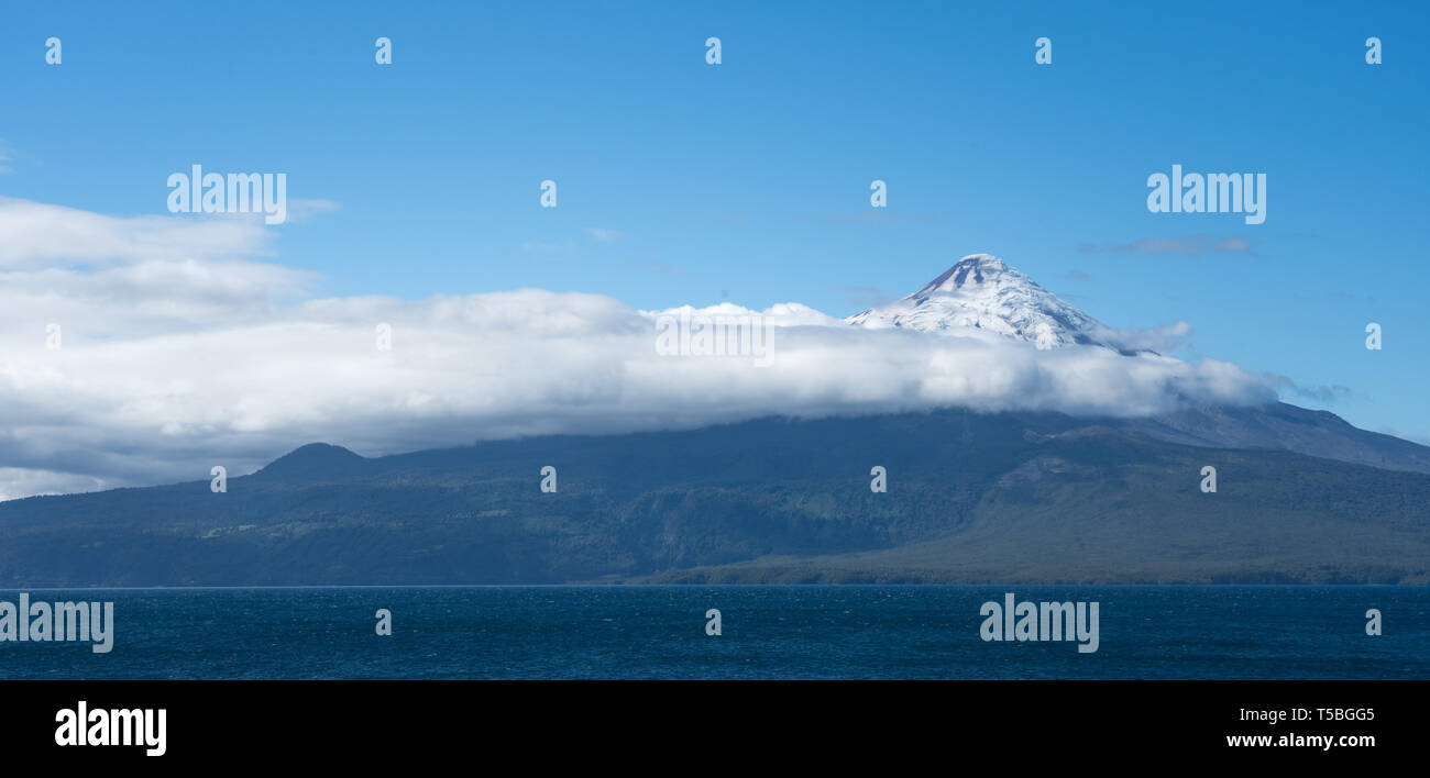 Vulcano Osorno sulla riva sud-est del Lago Llanquihue, Patagonia, Cile Foto Stock