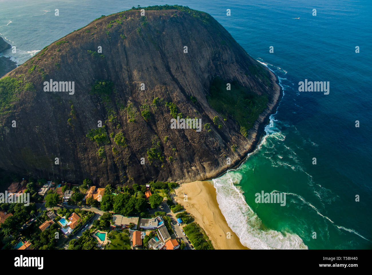 Spiaggia di pietra e di montagna. Beach Paradise. Spiaggia di Itacoatiara. La città di Niteroi, Stato di Rio de Janeiro in Brasile, Sud America. Foto Stock