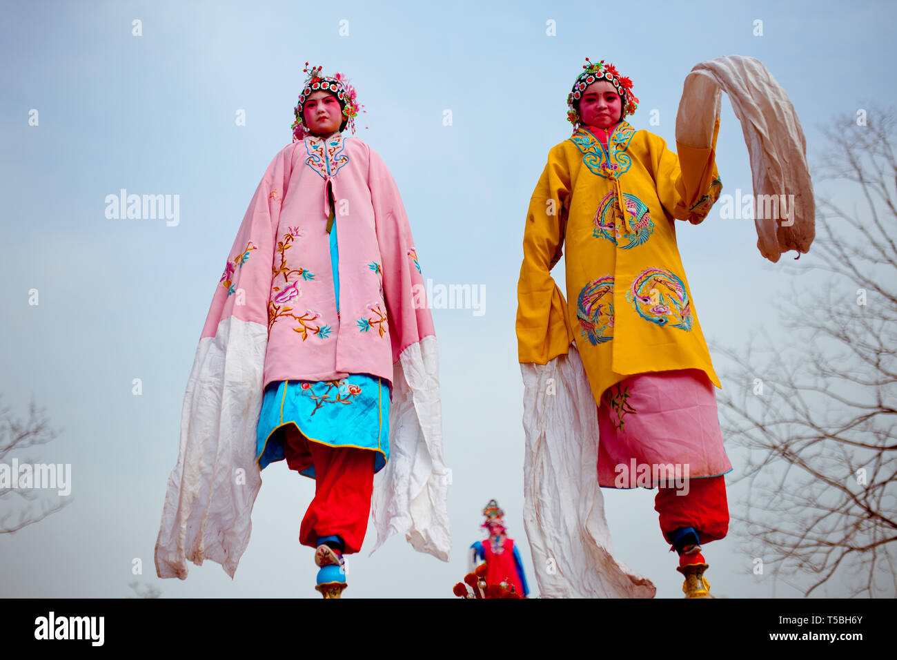 Xi'an, China-Feb 13, folk artista Shehuo,Shehuo è un eredità culturale nonmateriale per festeggiare il nuovo anno. Foto Stock