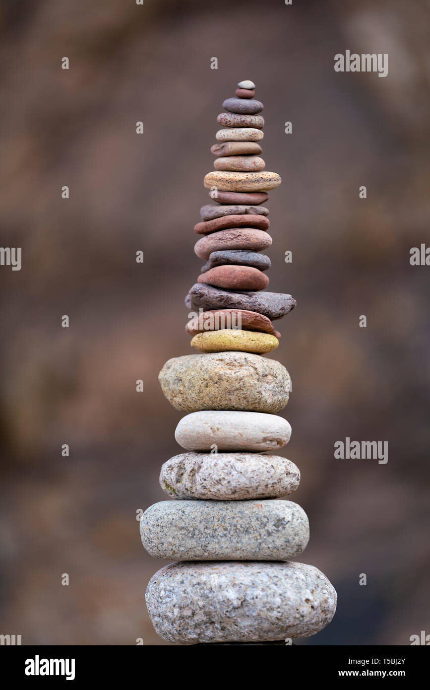 Pila di pietre supportato su rock Foto Stock