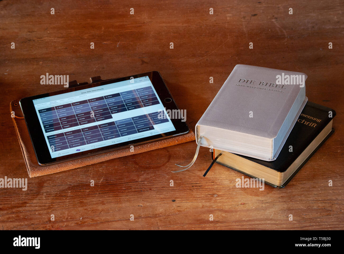 Zittau, Sassonia/Germania - 2 febbraio 2019. La nuova rivista Mondo Traduzione dei Testimoni di Geova è rilasciato in lingua tedesca. Questa Bibbia è Foto Stock