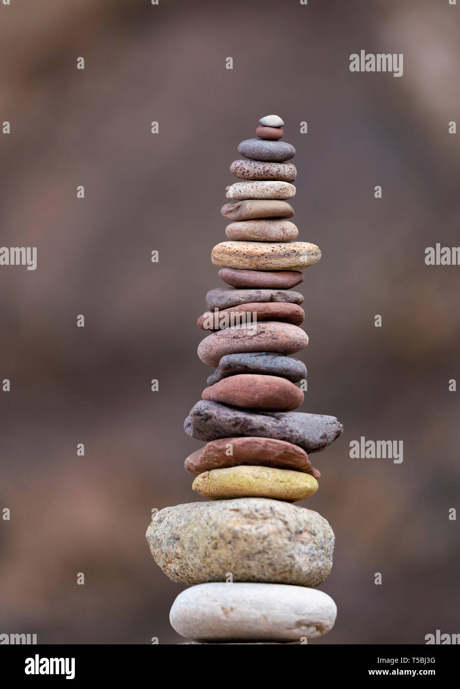 Pila di pietre supportato su rock Foto Stock