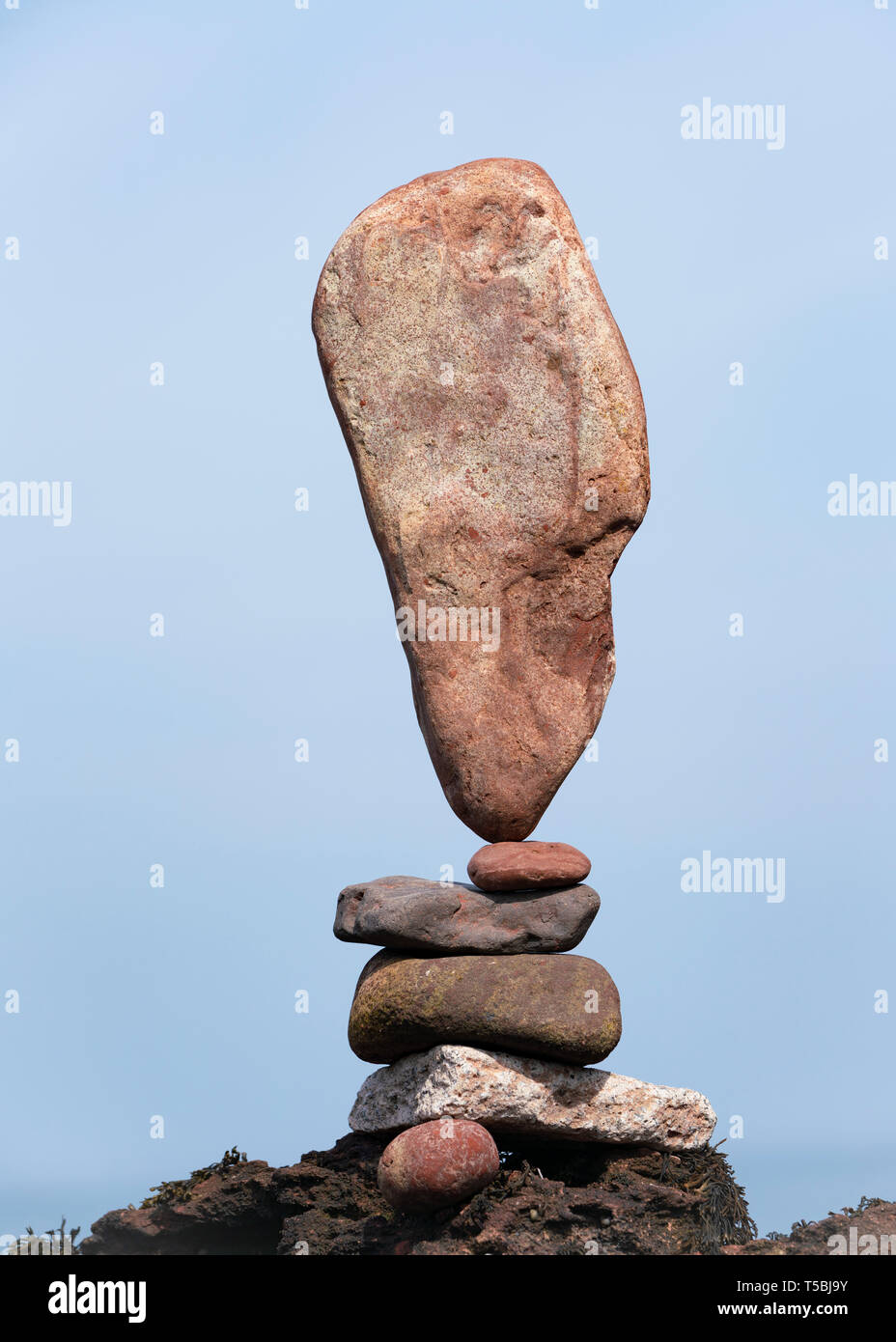 Pila di pietre supportato su rock Foto Stock