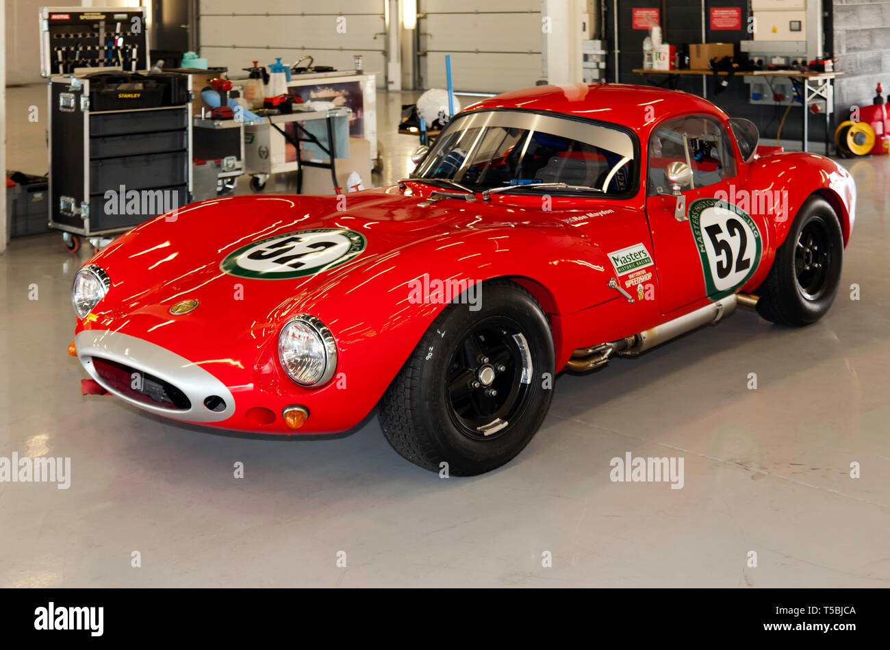 Vista frontale di Ron Maydon Rosso di, 1965, Ginetta G4R GT auto nella fossa internazionale Garages al 2019 Silverstone media classici/ Giorno di prova Foto Stock