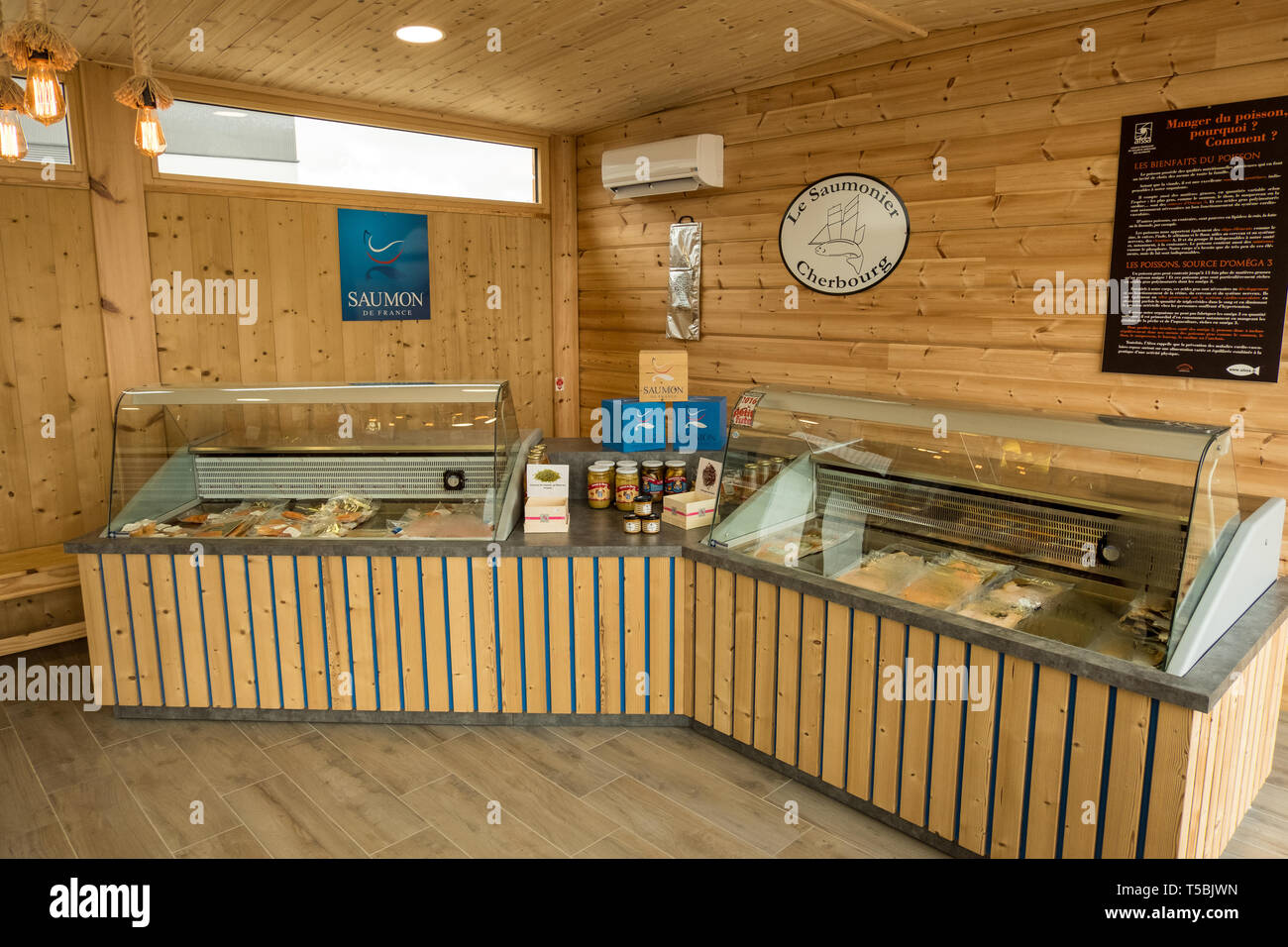 Cherbourg, Francia - 29 agosto 2018: negozio su un Cherbourg Allevamento di salmoni in Tourlaville. Cherbourg-en-del Cotentin, in Normandia, Francia Foto Stock