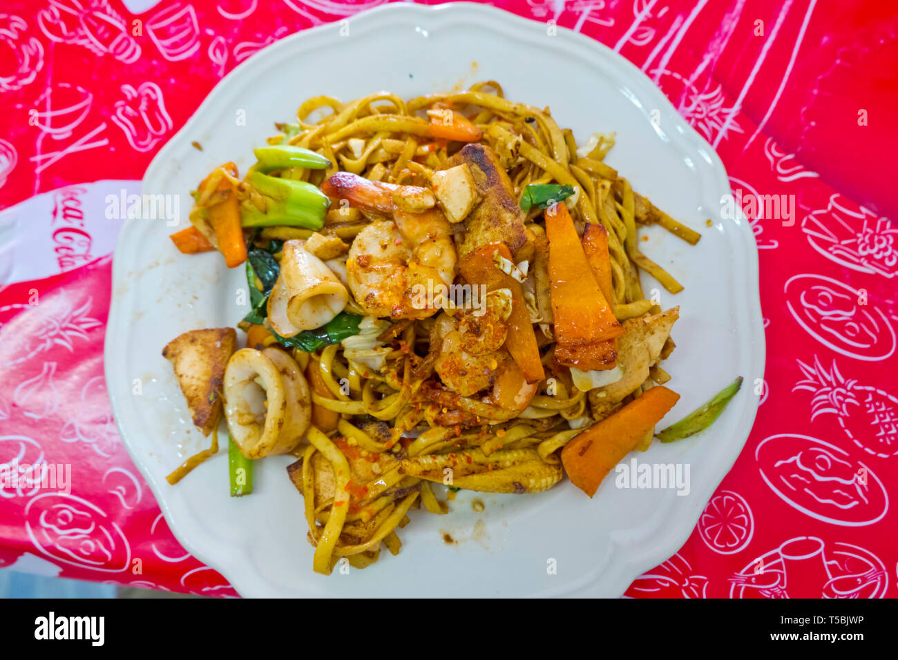 Noodles fritti con frutti di mare, Surat Thani, Thailandia Foto Stock