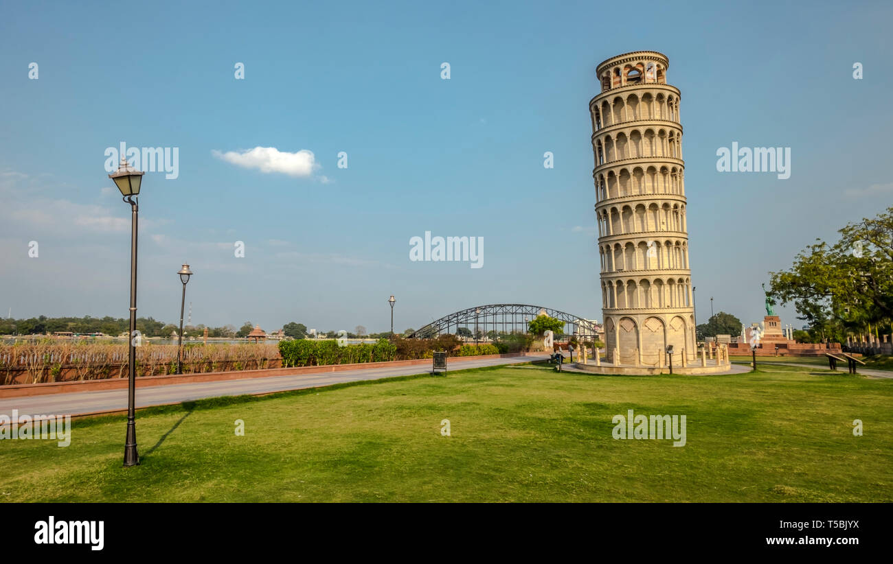 Torre di Pisa nel parco Foto Stock