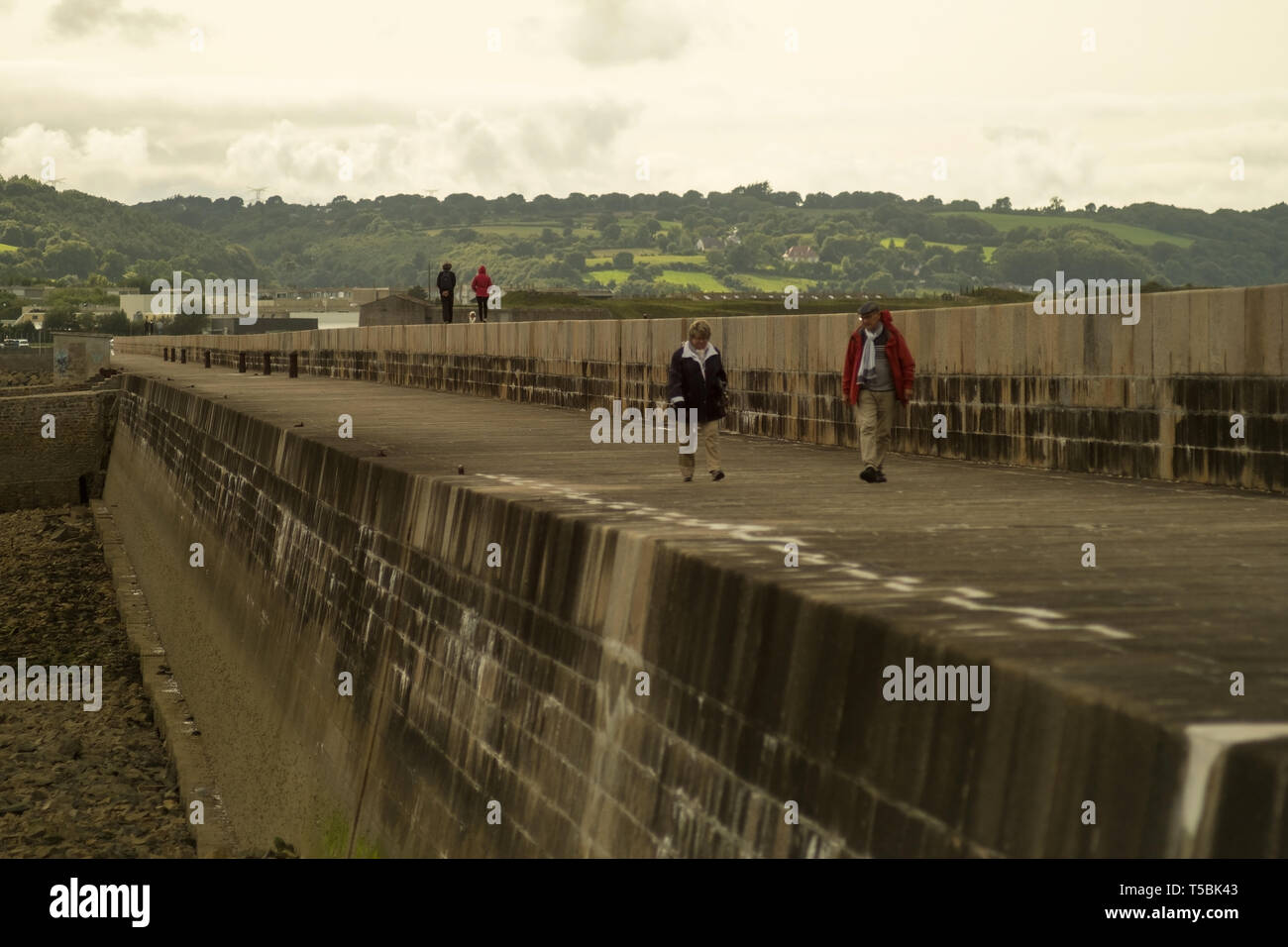 Cherbourg-Octeville, Francia - 27 agosto 2018: Coppie passeggiata attraverso le fortificazioni dyke nel porto di Cherbourg. La Normandia, Francia Foto Stock