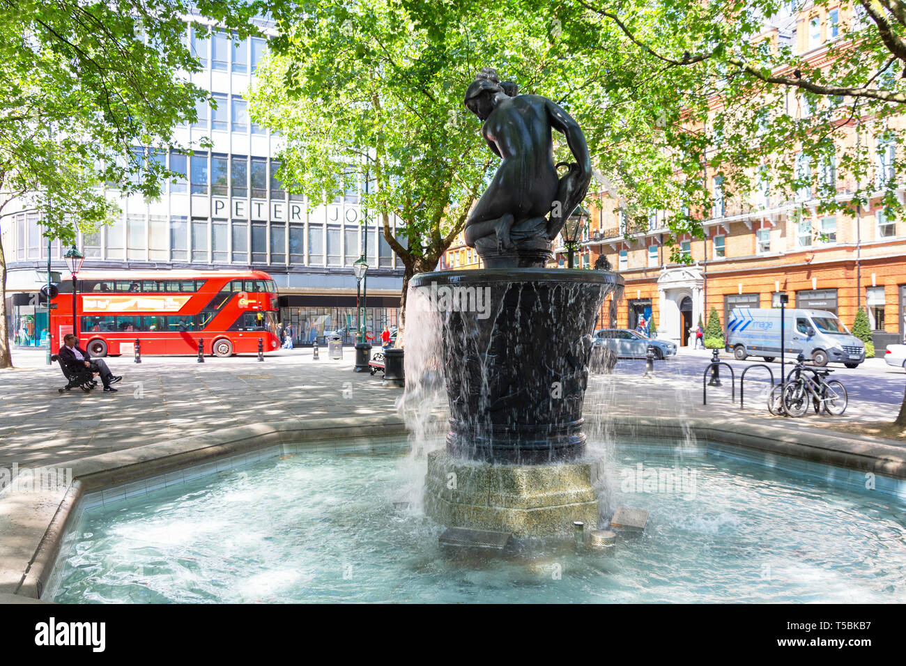 La "Venere" fontana in Sloane Square, Chelsea, Royal Borough di Kensington e Chelsea, London, England, Regno Unito Foto Stock
