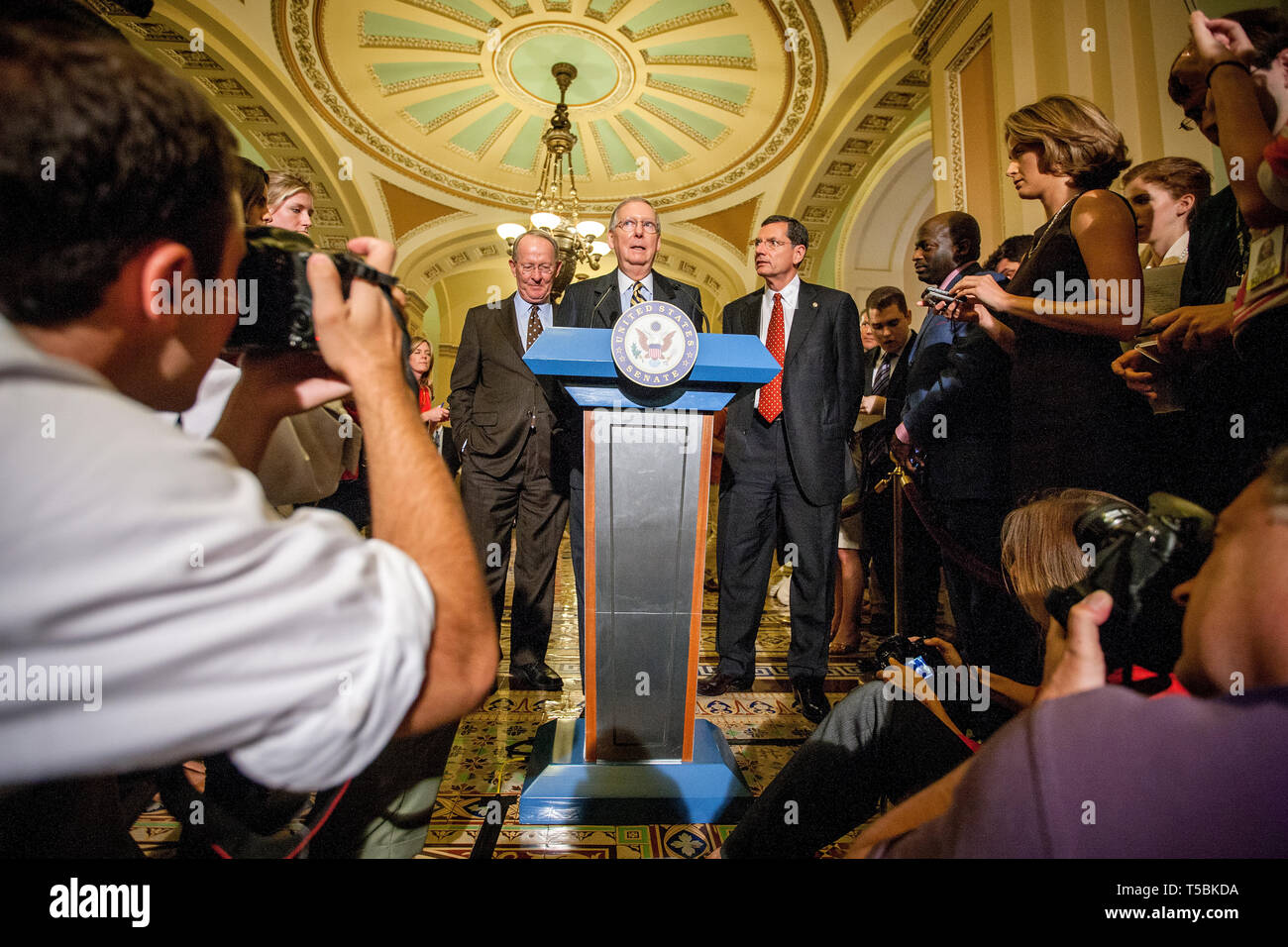 Mitch McConnel (R-Ky), leader della minoranza del Senato, parla ai media della proposta della cosiddetta "Gang of Six" durante le negazioni del debito in corso nel luglio 2011. Dietro McConnel c'è il senatore americano Lamar Alexander (R-Tn) e il senatore americano John Barasso (R-Wy) Foto Stock