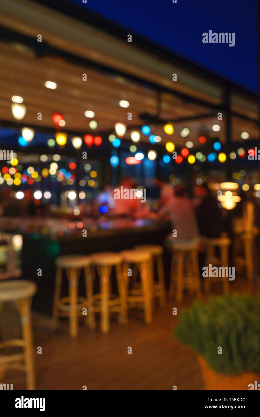 Sfocare lo sfondo del cliente seduto al ristorante, bar o night club, con bokeh di fondo. Abstract sfondo sfocato. Foto Stock