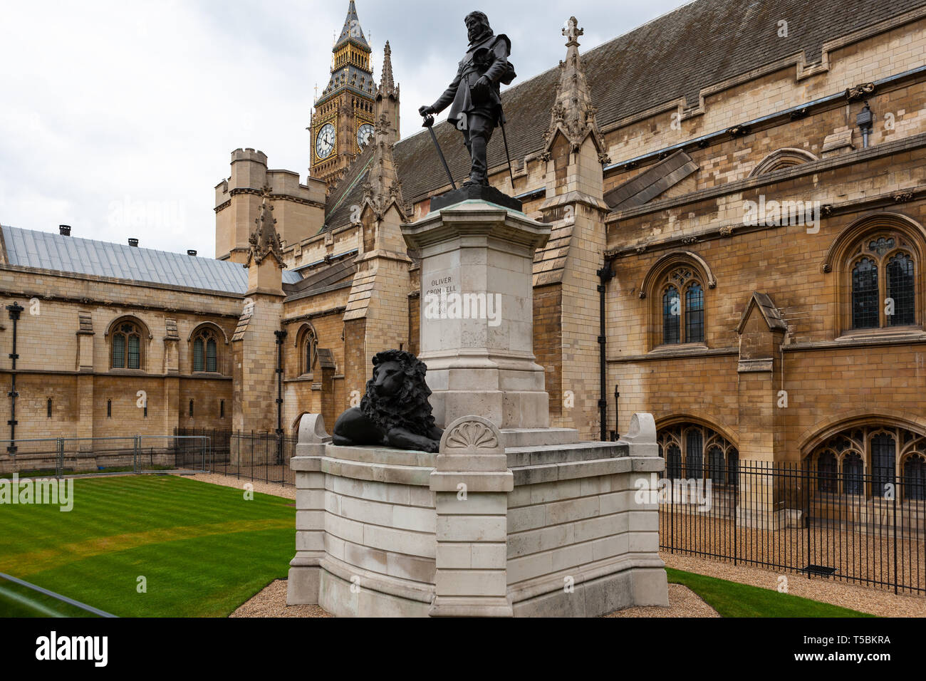 Statua di Oliver Cromwell prima le case del parlamento di Londra, Inghilterra Foto Stock