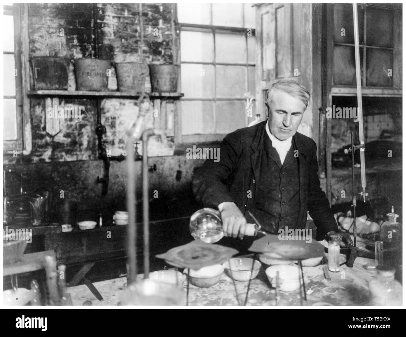 Thomas Edison, (1847-1931), a mezza lunghezza ritratto, lavorando nel suo laboratorio chimico, c. 1905 Foto Stock