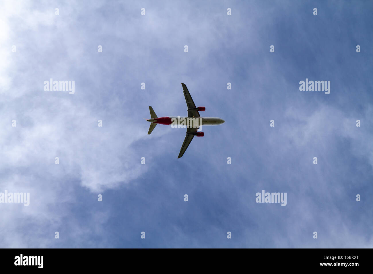 Aereo passeggeri battenti sul cielo nuvoloso. Compagnia aerea, aereo di linea Foto Stock