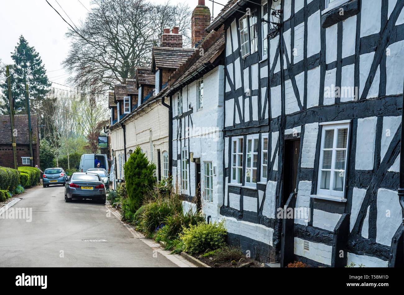 Una vista giù per la strada principale del villaggio di Worfield in Shropshire campagna nel Regno Unito. Foto Stock