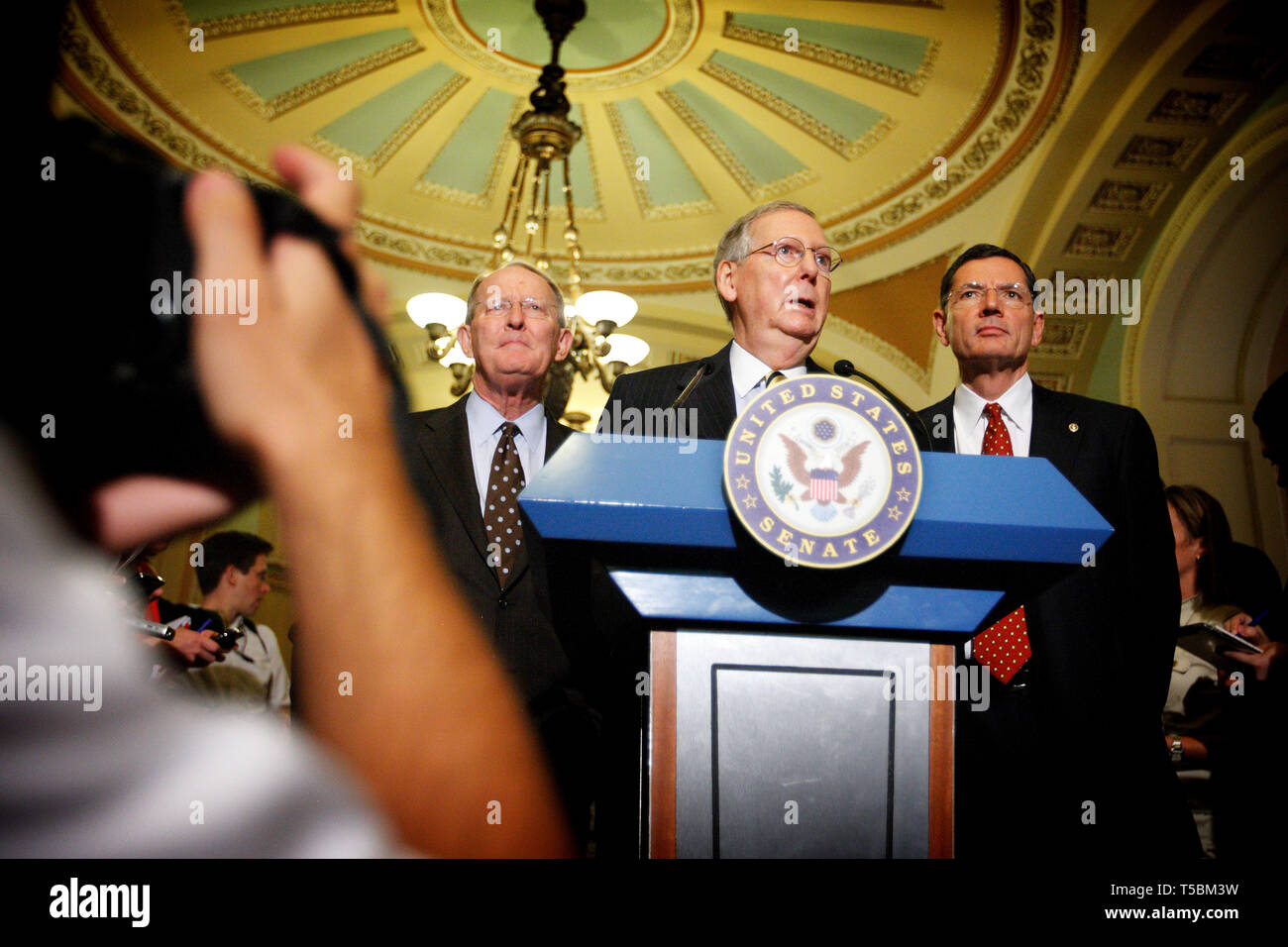 Mitch McConnel (R-Ky), leader della minoranza del Senato, parla ai media della proposta della cosiddetta "Gang of Six" durante le negazioni del debito in corso nel luglio 2011. Dietro McConnel c'è il senatore americano Lamar Alexander (R-Tn) e il senatore americano John Barasso (R-Wy) Foto Stock