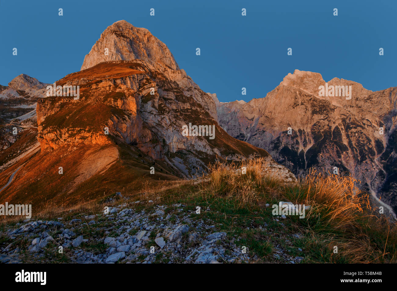 Bella montagna sunrise glow nelle Alpi Foto Stock