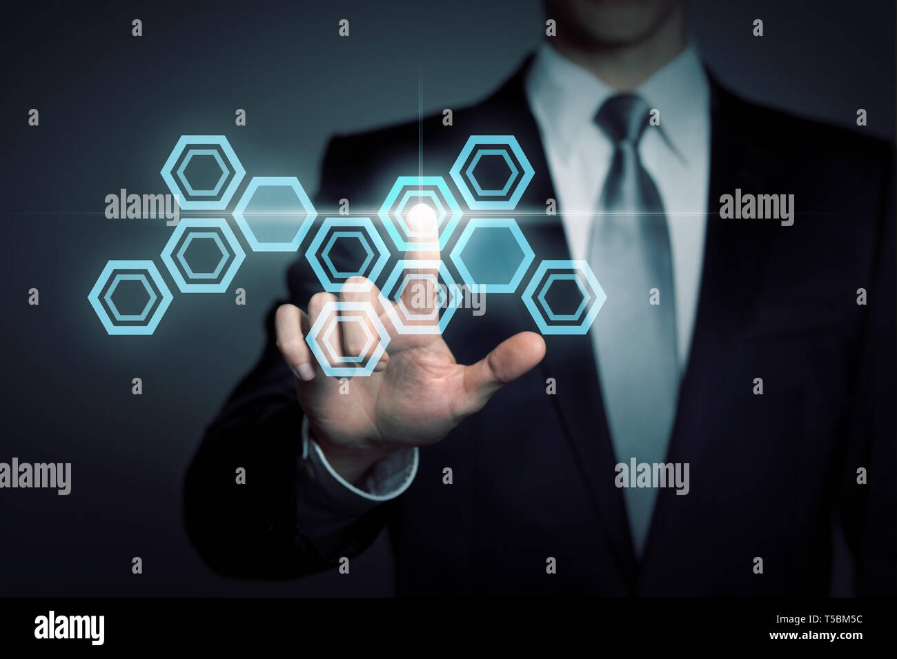 Tecnologia, scienza, Concetto aziendale - imprenditore nel soddisfare preme virtuale interfaccia touchscreen pulsante - esagonale Astratto struttura scientifica Foto Stock