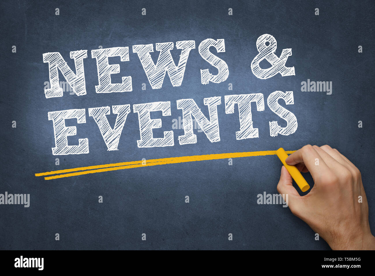 La scrittura a mano chalk testo sulla lavagna blu - news ed eventi Foto Stock