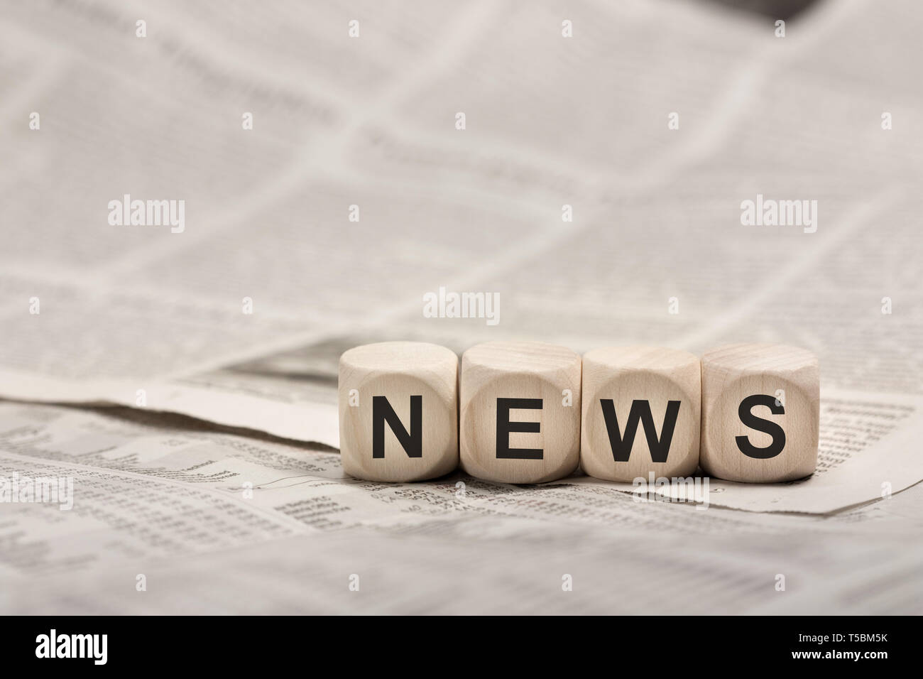 Cubi di legno sul giornale la formazione di parola NEWS Foto Stock