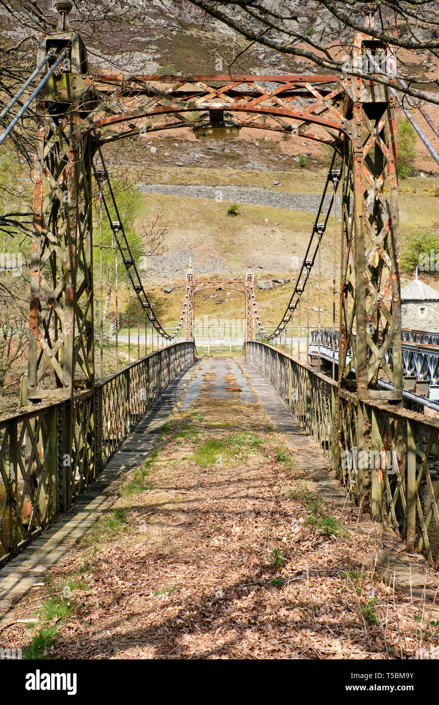 Vecchio di sospensione ponte che attraversa il fiume Elan a Elan Valley, POWYS, GALLES Foto Stock