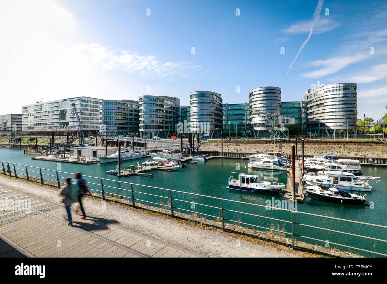 Duisburg, la zona della Ruhr, Renania settentrionale-Vestfalia, Germania - Il porto interno di Duisburg con l'ufficio edificio cinque barche e barca in porto il porto della città, Foto Stock