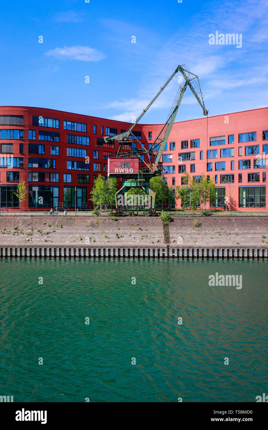 Duisburg, la zona della Ruhr, Renania settentrionale-Vestfalia, Germania - Il porto interno di Duisburg con l'onda a forma di costruzione degli archivi di stato Nord Rhine-Westphal Foto Stock