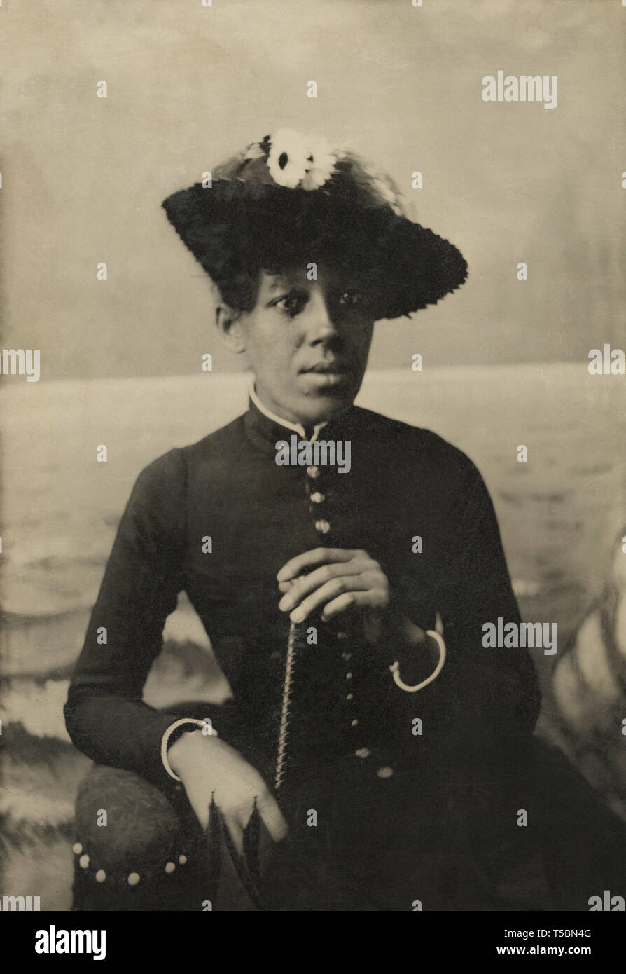 Half-Length Ritratto di African American donna che indossa un cappello e azienda ombrellone, William A. Gladstone raccolta di African American fotografie, 1860's Foto Stock