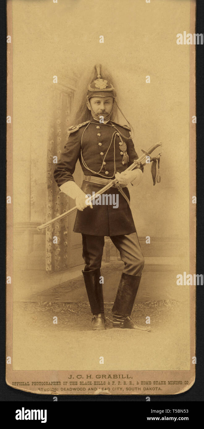 Il capitano Thomas C. Lebo, decimo U.S. Reggimento di cavalleria, società K, piena lunghezza ritratto ufficiale di indossare l'Abito uniforme, Spada, da Giovanni C.H. Grabill, William A. Gladstone raccolta di African American fotografie, 1891 Foto Stock