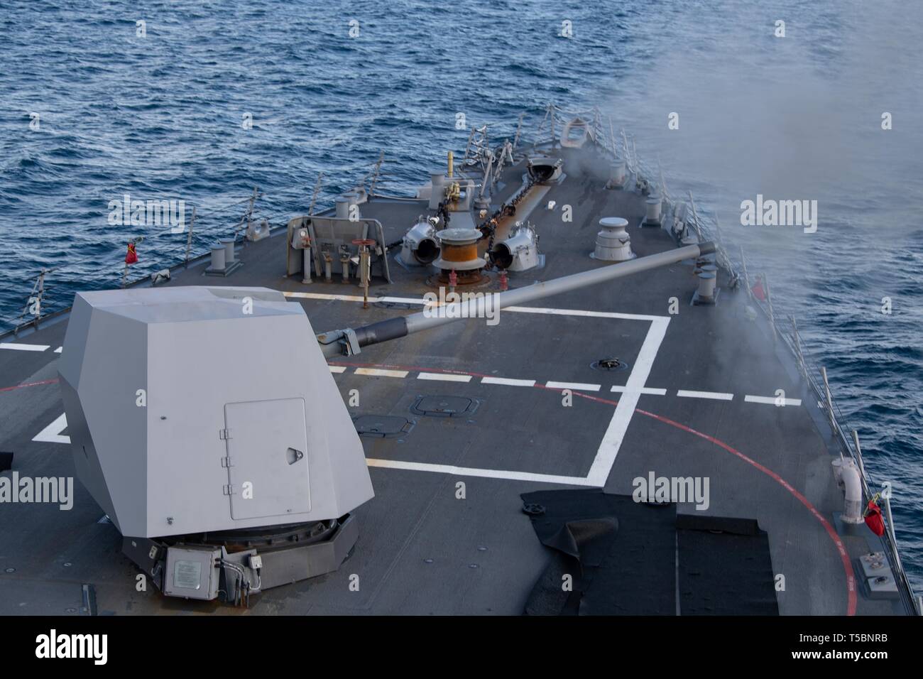 190404-N-CE622-0126 OCEANO ATLANTICO (4 aprile 2019) Il Arleigh Burke-class guidato-missile destroyer USS Lassen (DDG 82) incendi una MK 45, 5 pollici pistola durante un esercizio di supporto. Lassen è una parte di Harry Truman Carrier Strike gruppo partecipano in SUSTEX, un sistema integrato e completo di esercizio progettata per garantire HSTCSG è pronto a soddisfare tutti i set di missione e di effettuare subito le operazioni di combattimento dal mare. (U.S. Foto di Marina di Massa lo specialista di comunicazione di terza classe Katie Cox/rilasciato) Foto Stock