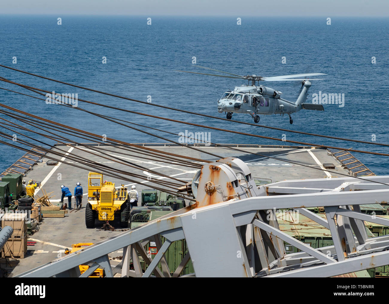 190419-N-A530-1026 GOLFO ARABICO (19 aprile 2019) - Un MH-60S Sea Hawk elicottero atterra sul ponte di volo di Whidbey Island-classe dock anfibio sbarco nave USS Fort McHenry (LSD 43). Fort McHenry è parte dell'anfibio Kearsarge pronto il gruppo e con il ventiduesimo imbarcato Marine Expeditionary Unit, è distribuito negli Stati Uniti Quinta Flotta area di operazioni a sostegno di operazioni navali per garantire stabilità marittimo e la sicurezza nella regione centrale di collegamento del Mediterraneo e del Pacifico attraverso l'Oceano Indiano occidentale e tre strategici punti di strozzatura. (U.S. Foto di Marina di Massa communi Foto Stock