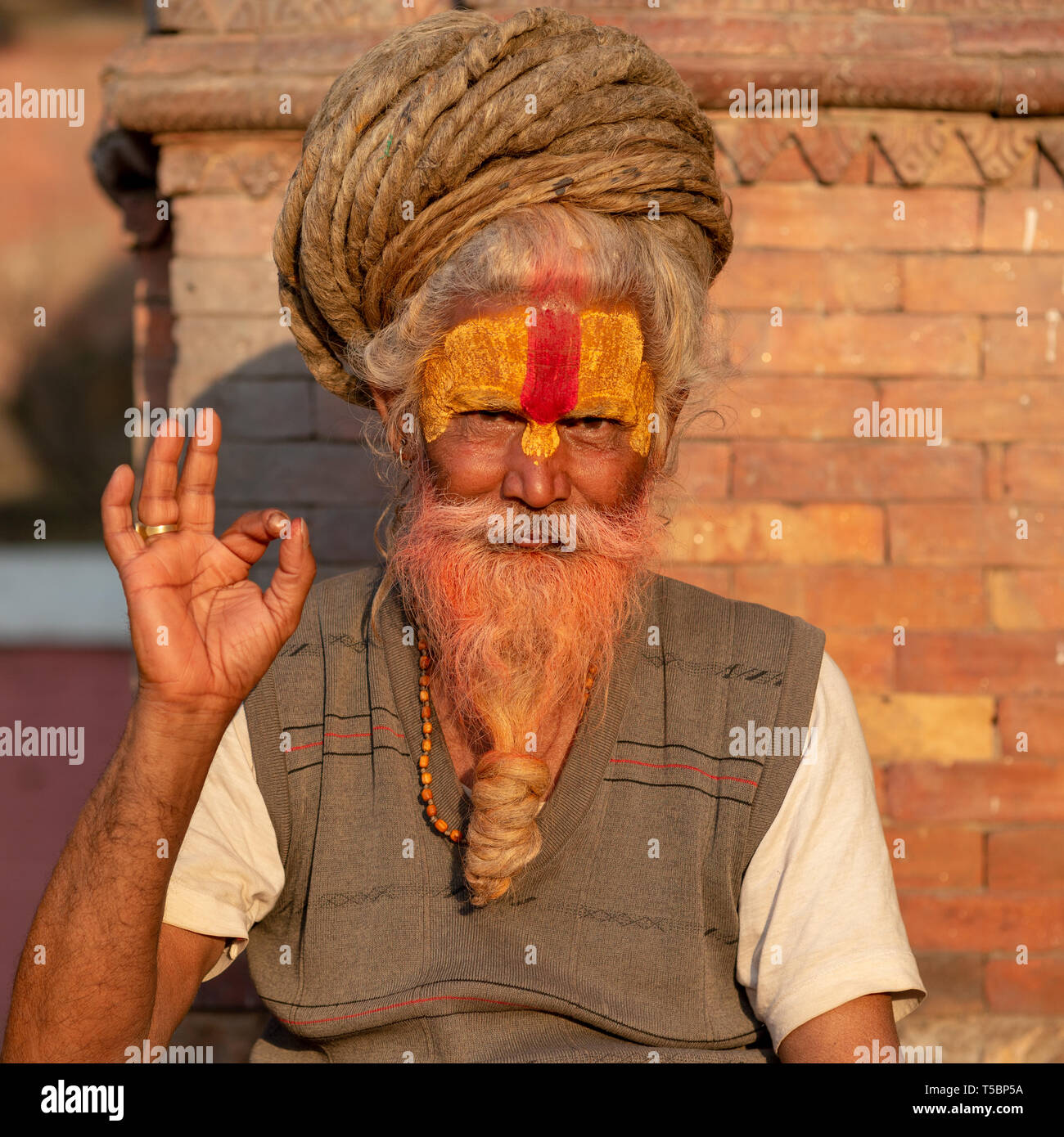 TILGANGA, Kathmandu, Nepal - Aprile 2, 2019: uno saddhu con rasta dreadlocks Foto Stock